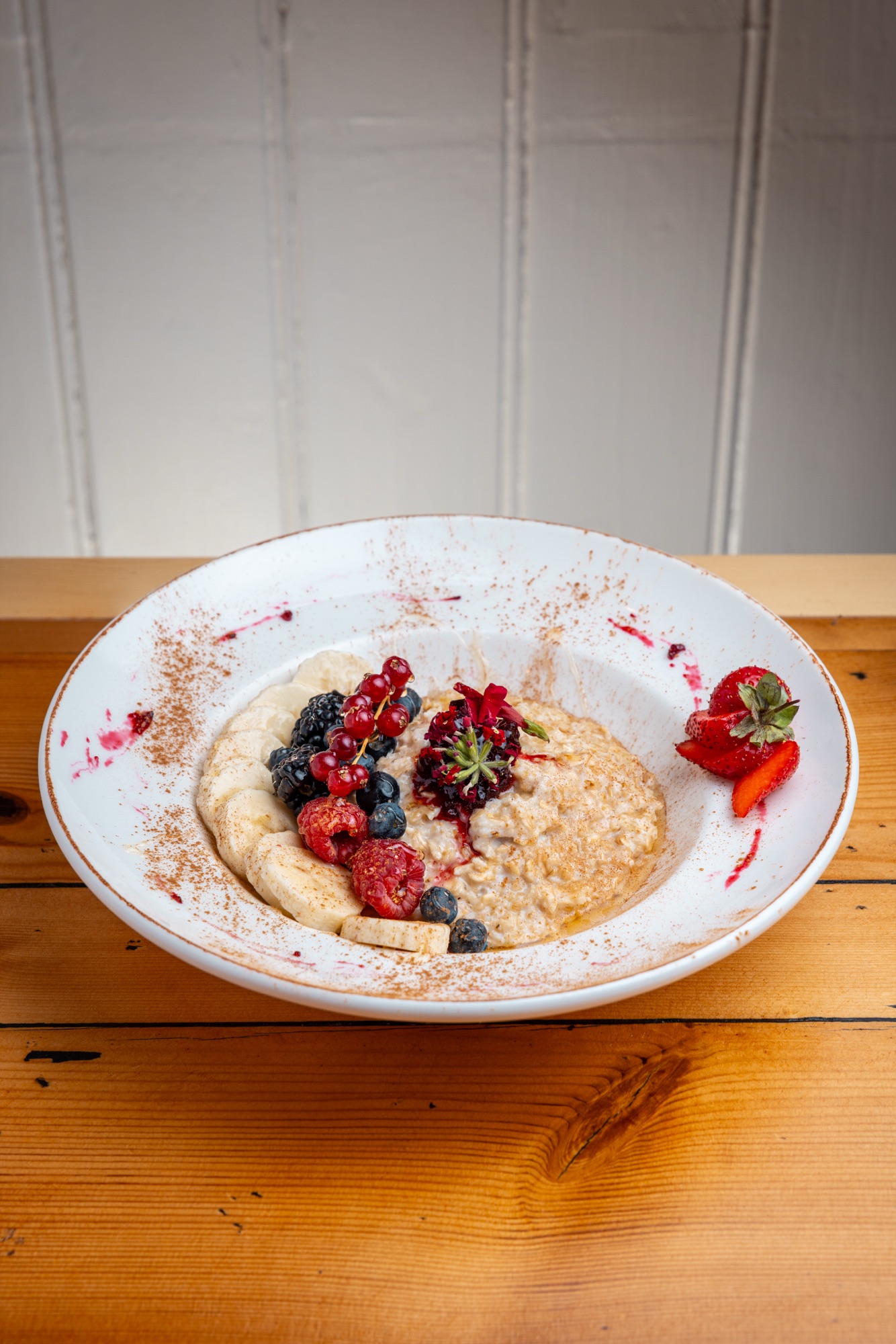 Granola, berries & banana