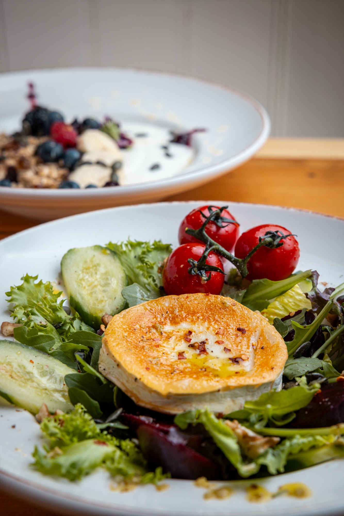 Grilled goat's cheese salad